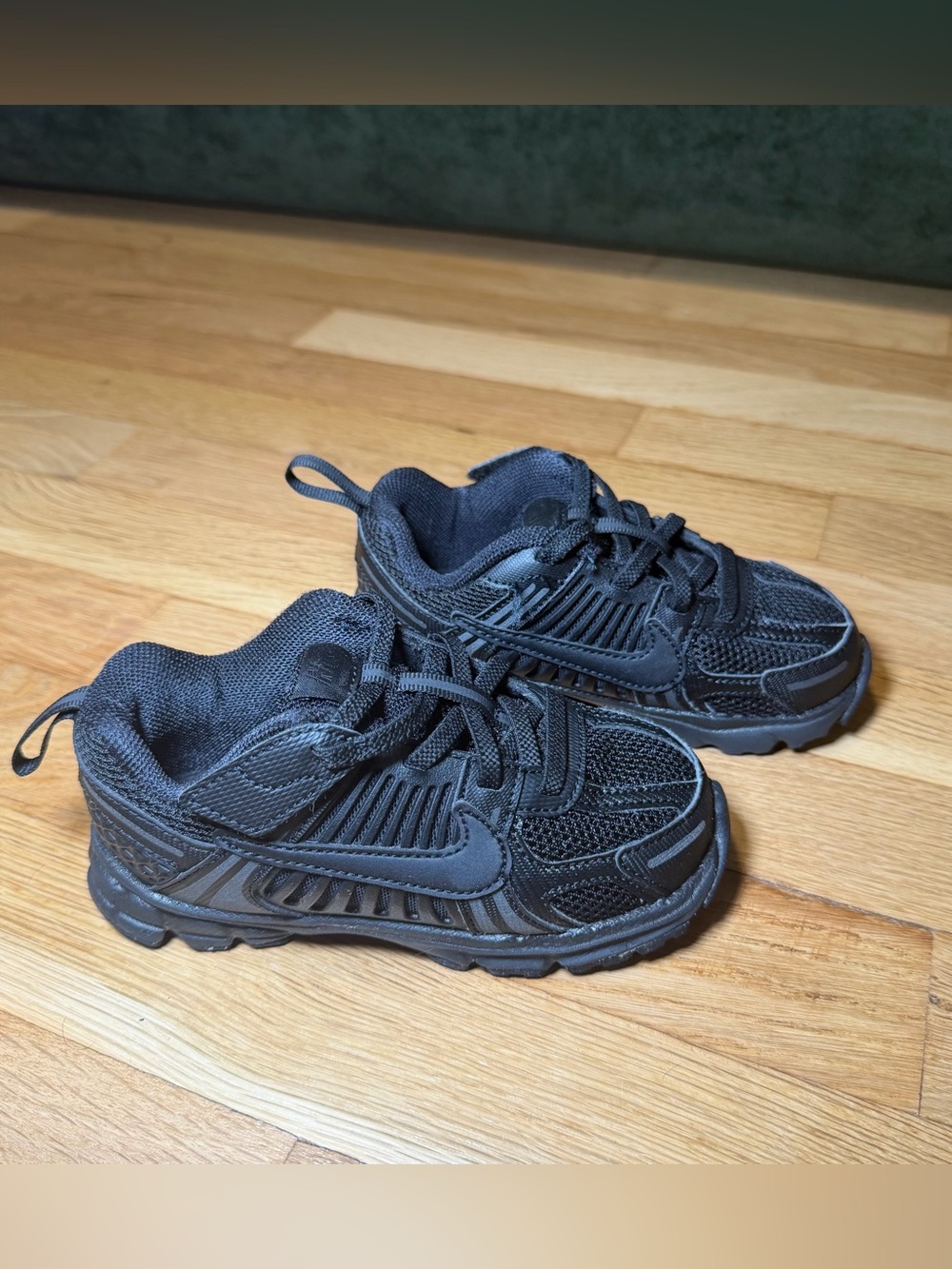 Nike Kids Black Vomero 5 Sneakers – Size 9C – EU 26